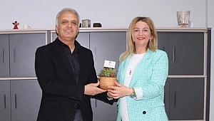 ÖZEL İDARE KADIN ÇALIŞANLARINA ÇİÇEKLİ KUTLAMA