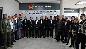 GAZETECİLERDEN VALİ ATAY'A TEŞEKKÜR PLAKETİ
