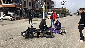 MOTOSİKLET OTOMOBİLE ÇARPTI, KURYE YARALANDI
