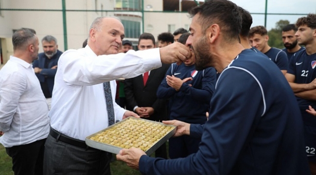 BAŞKAN ÖZLÜ FUTBOLCULARA BAKLAVA YEDİRDİ