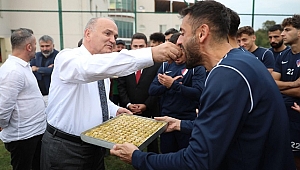 BAŞKAN ÖZLÜ FUTBOLCULARA BAKLAVA YEDİRDİ