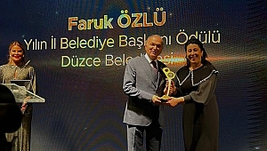 ÖZLÜ'YE YILIN BELEDİYE BAŞKANI ÖDÜLÜ