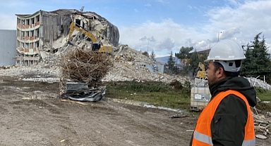 BETONU ÇÜRÜK ÇIKTI.. TURGUT ÖZAL OKULU İYİ Kİ BOŞALTILMIŞ!