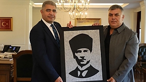 VALİ ASLAN'A ÖZEL ATATÜRK PORTRESİ HEDİYE EDİLDİ