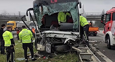 TIR OTOBÜSE ÇARPTI: 17 YARALI
