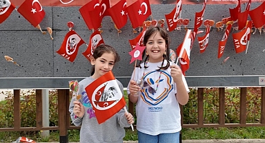 23 NİSAN’DA REKLAM PANOLARINA BAYRAK VE ŞEKER ASILDI