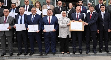 FARUK ÖZLÜ VE AK PARTİLİ MECLİS ÜYELERİ MAZBATA ALDI