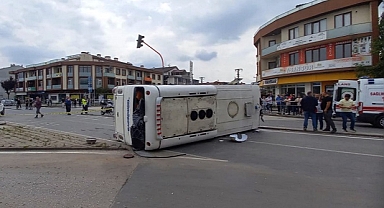 OTOMOBİLİN ÇARPTIĞI MİDİBÜS DEVRİLDİ