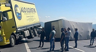 OTOYOLDA DEVRİLEN TIR DORSESİ ULAŞIMI AKSATTI