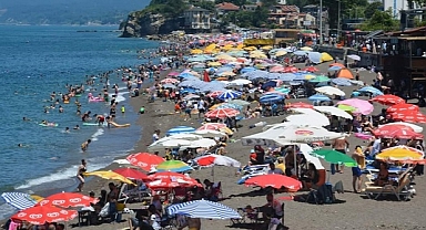 AKÇAKOCA SAHİLLERİNDE BOŞ YER YOK!