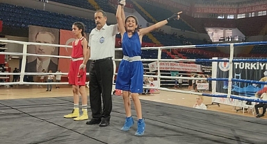 ALEYNA EYLÜL YILMAZ BOKSTA TÜRKİYE ŞAMPİYONU OLDU
