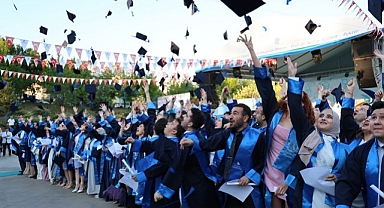 ÜNİVERSİTEDE MEZUNİYET COŞKUSU