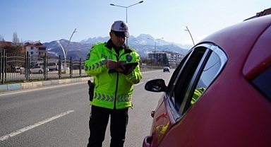 TRAFİKTE KURALLARA UYMAYANLARA CEZA YAĞDI