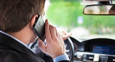TRAFİKTE TELEFONLA KONUŞAN SÜRÜCÜYE 5 BİN LİRA CEZA VERİLECEK