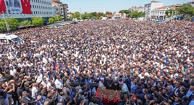 MANİSA'DA ONBİNLER GÖZYAŞLARIYLA FERDİ ZEYREK'İ SON YOLCULUĞA UĞURLADI