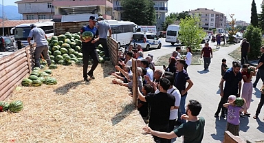 CUMAYERİ BELEDİYESİ 17 TON BEDAVA KARPUZ DAĞITTI