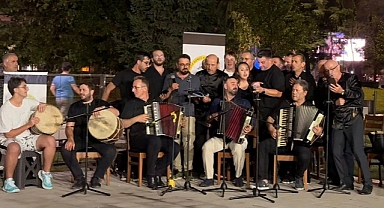 DÜZCE'DE GÜRCÜ MÜZİĞİ VE DANSLARI BEĞENİ TOPLADI