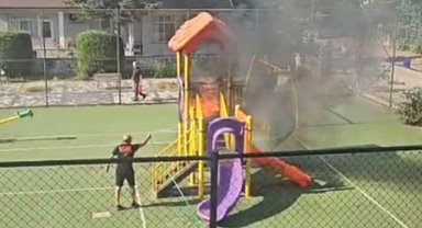 VANDALAR PARKTAKİ KAYDIRAĞI YAKTI