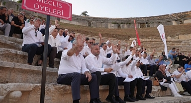 BELEDİYE MECLİSİ ANTİK TİYATRODA TOPLANDI