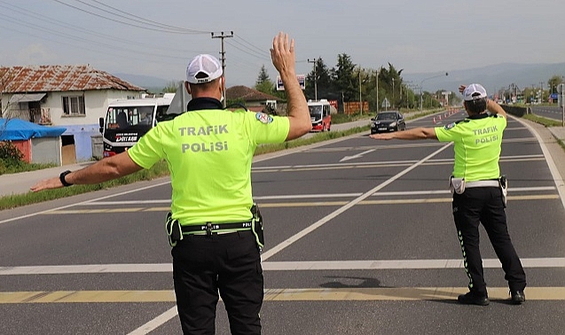 DÜZCE'DE 2 BİN 296 SÜRÜCÜYE CEZA YAZILDI