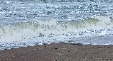 FIRTINA SEBEBİYLE AKÇAKOCA'DA DENİZE GİRMEK YASAK