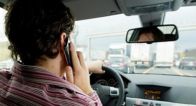 DÜZCE'DE TRAFİKTE CEP TELEFONU KULLANAN SÜRÜCÜLERE CEZA YAĞDI