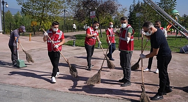 GÖNÜLLÜLER MELENSU PARK’I TEMİZLEDİLER