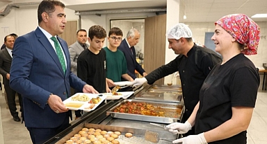 VALİ ASLAN'DAN YURT ÖĞRENCİLERİNE SÜRPRİZ ZİYARET