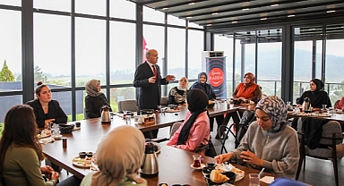 BAŞKAN ÖZLÜ KIZ ÖĞRENCİLERLE BİR ARAYA GELDİ