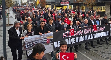 BELEDİYE BİNASININ YIKILMASINI İSTEMEYENLER YÜRÜDÜ