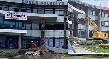 DÜZCE BELEDİYE BİNASININ YIKIMINA BAŞLANDI