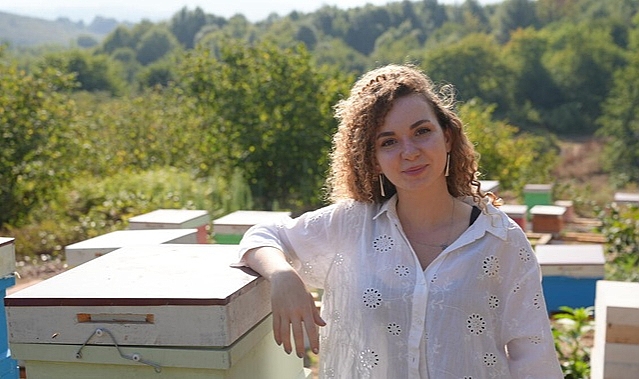 DÜZCELİ KADIN ARICININ HİKAYESİ DÜNYAYA ÖRNEK GÖSTERİLDİ