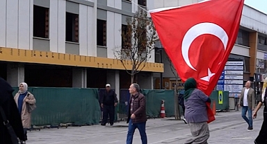 DÜZCELİLER TÜRK BAYRAĞINI YERE DÜŞÜRMEDİ
