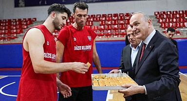 FENERBAHÇE'Yİ YENEN VOLEYBOLCULARA BAKLAVALI KUTLAMA