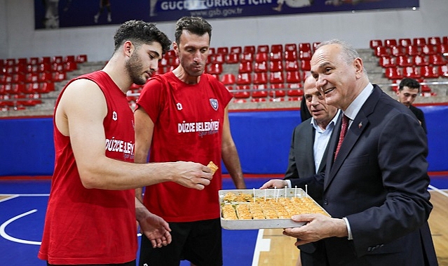 FENERBAHÇE'Yİ YENEN VOLEYBOLCULARA BAKLAVALI KUTLAMA