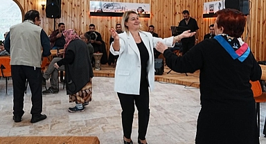 YAŞLILAR GÜNÜ'NDE HUZUREVİ SAKİNLERİ MORAL BULDU