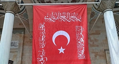 TÜRK BAYRAĞINA HAKARET!