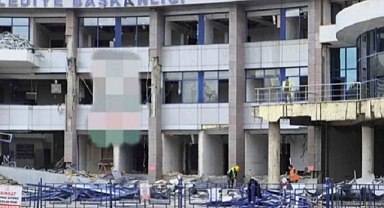 YIKIMI DEVAM EDEN BELEDİYE BİNASINDA YANGIN ÇIKTI