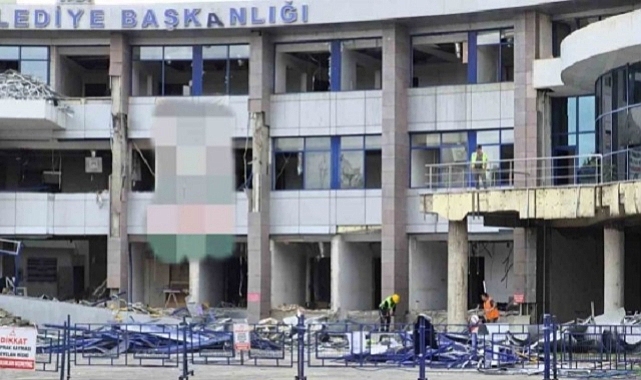 YIKIMI DEVAM EDEN BELEDİYE BİNASINDA YANGIN ÇIKTI