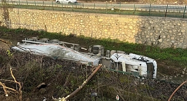 BETON MİKSERİ DERE YATAĞINA DEVRİLDİ