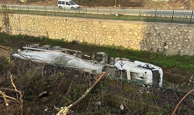 BETON MİKSERİ DERE YATAĞINA DEVRİLDİ