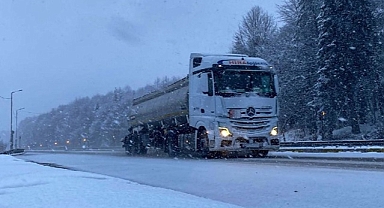DÜZCE'NİN YÜKSEK KESİMLERİNDE KAR YAĞIŞI ETKİLİ OLUYOR
