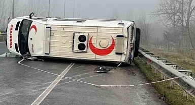 AMBULANS DEVRİLDİ: 2 YARALI