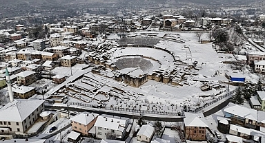 ANTİK KENTE BEYAZ GELİNLİK ÇOK YAKIŞTI