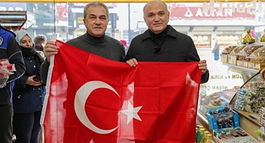 BAŞKAN ÖZLÜ ESNAFLARA BAYRAK DAĞITTI 