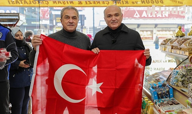 BAŞKAN ÖZLÜ ESNAFLARA BAYRAK DAĞITTI