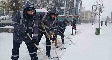 DÜZCE BELEDİYE EKİPLERİ KARLA MÜCADELEYİ SÜRDÜRÜYOR