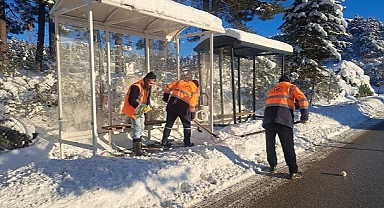 DÜZCE'DE KAR VE BUZ TEMİZLİĞİ SÜRÜYOR, SICAKLIĞIN YÜKSELMESİ BEKLENİYOR