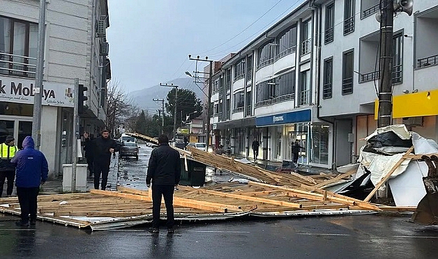 ŞİDDETLİ FIRTINA HASAR VERDİ