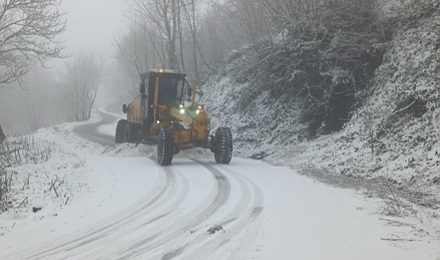DÜZCE'NİN YÜKSEK KESİMLERİNDE KAR YAĞIŞI ETKİLİ OLUYOR